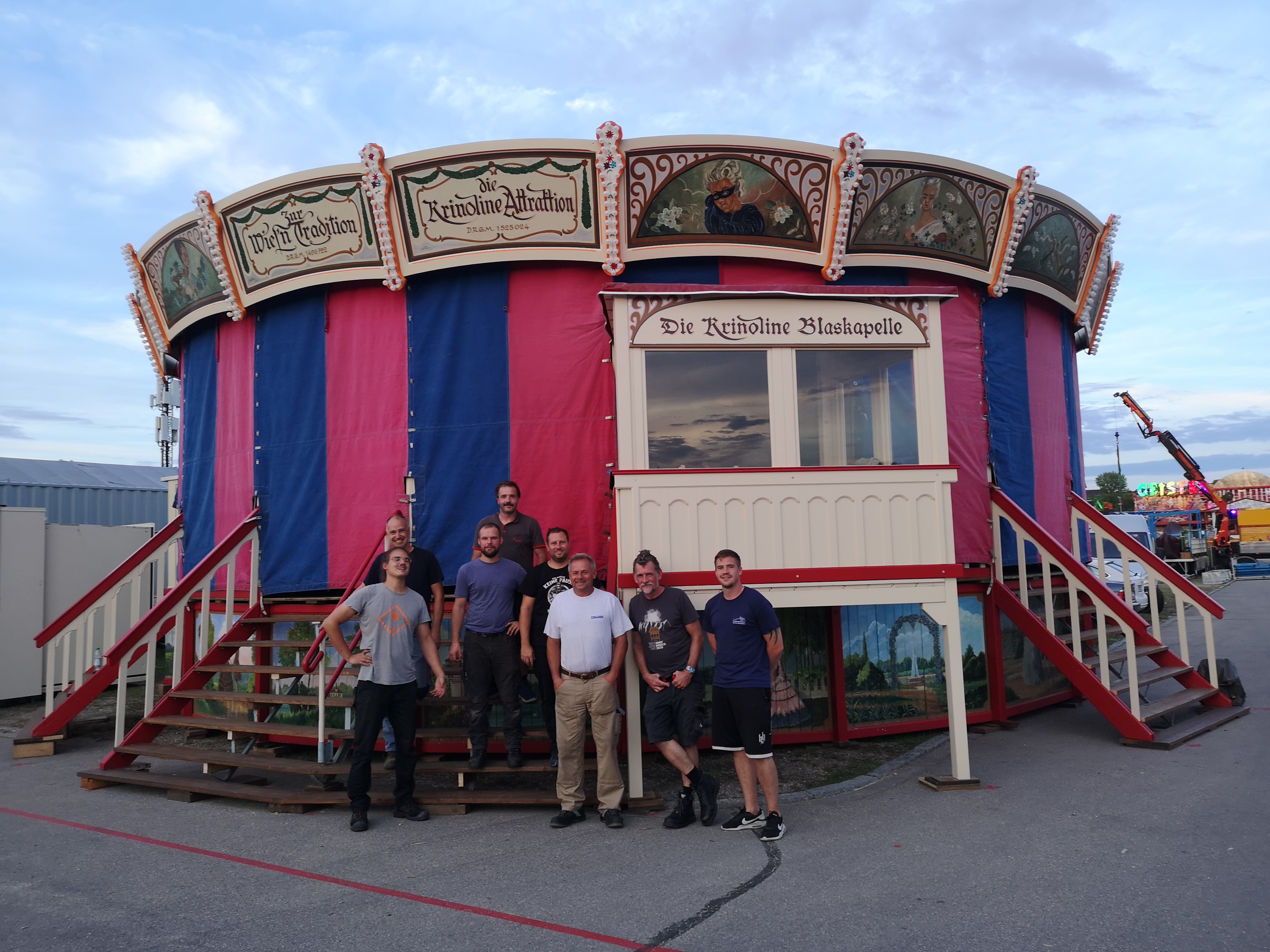 Oktoberfest Krinoline Aufbaumannschaft